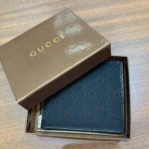 GUCCI グッチ 二つ折り 財布 折りたたみ ブラック 黒 エンボス GG キャンバス